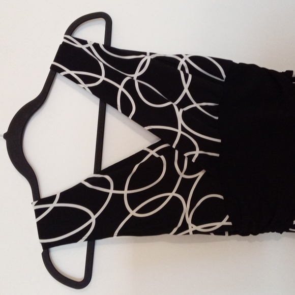 Black and White Geo Print Crossover Front  Dress - Picture 7 of 9